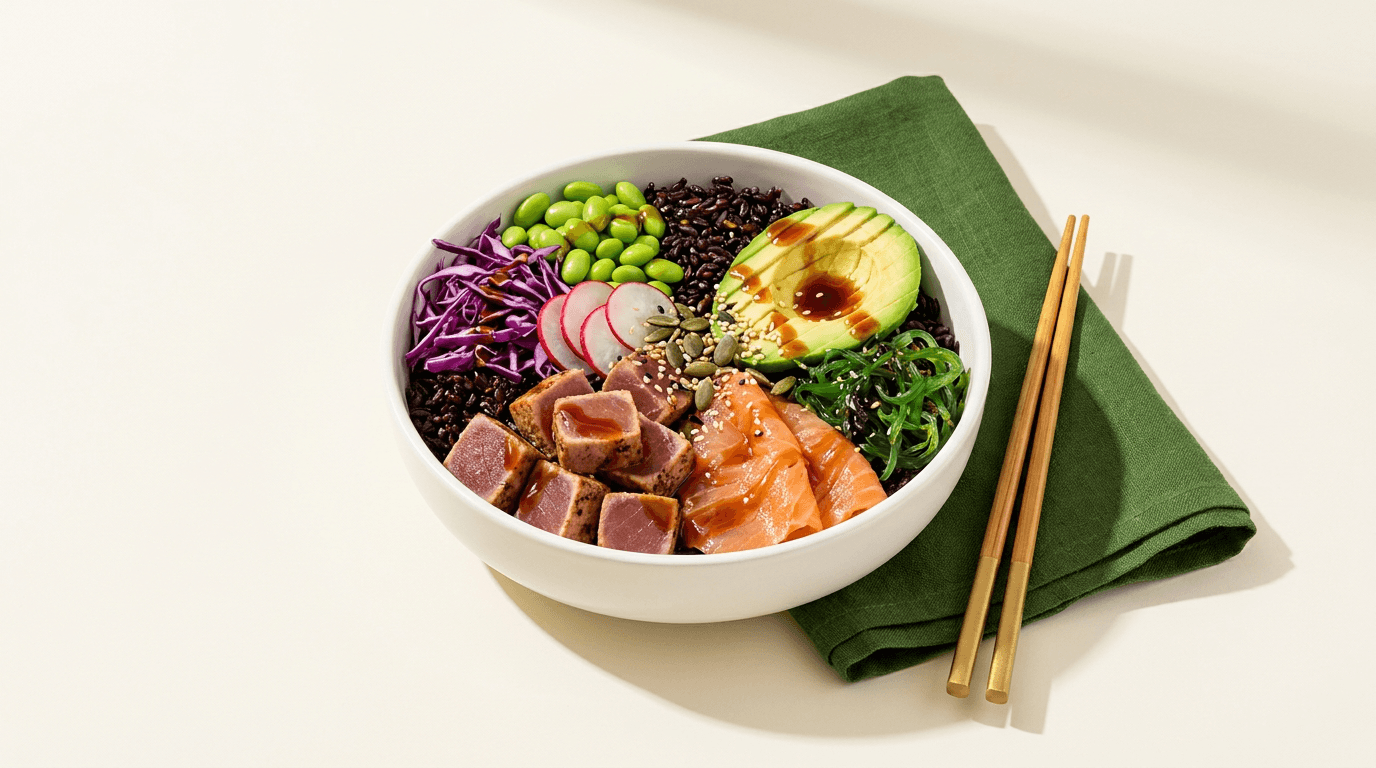 La nuova pokè bowl con riso, salmone, edamame e verdure fresche